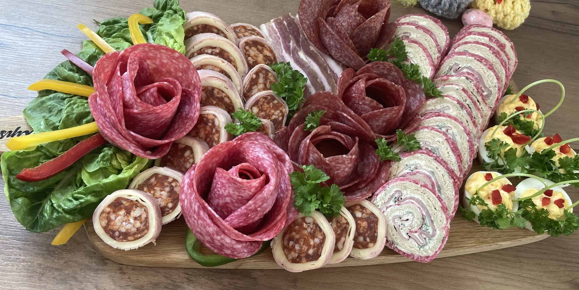 Úžasný nápad na pohostenie pre návštevu: Návod ako premeniť salámu a šunku na najkrajšiu ozdobu slávnostného stola!