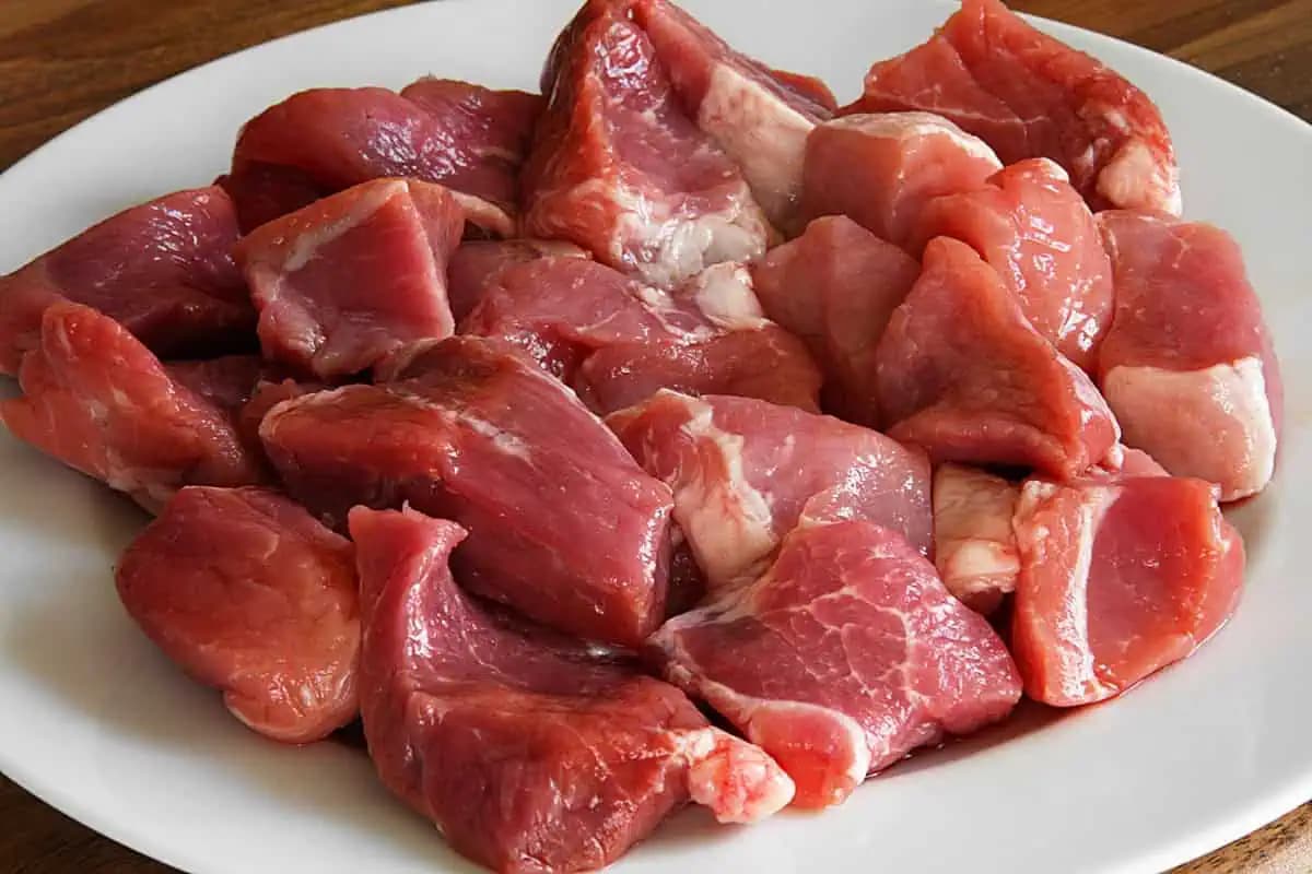 Famózne zapekané bravčové mäso s lahodným šalátom: Chutná večera pre celú rodinu, tajomstvo výnimočnej chuti spočíva v kombinácii ingrediencií!