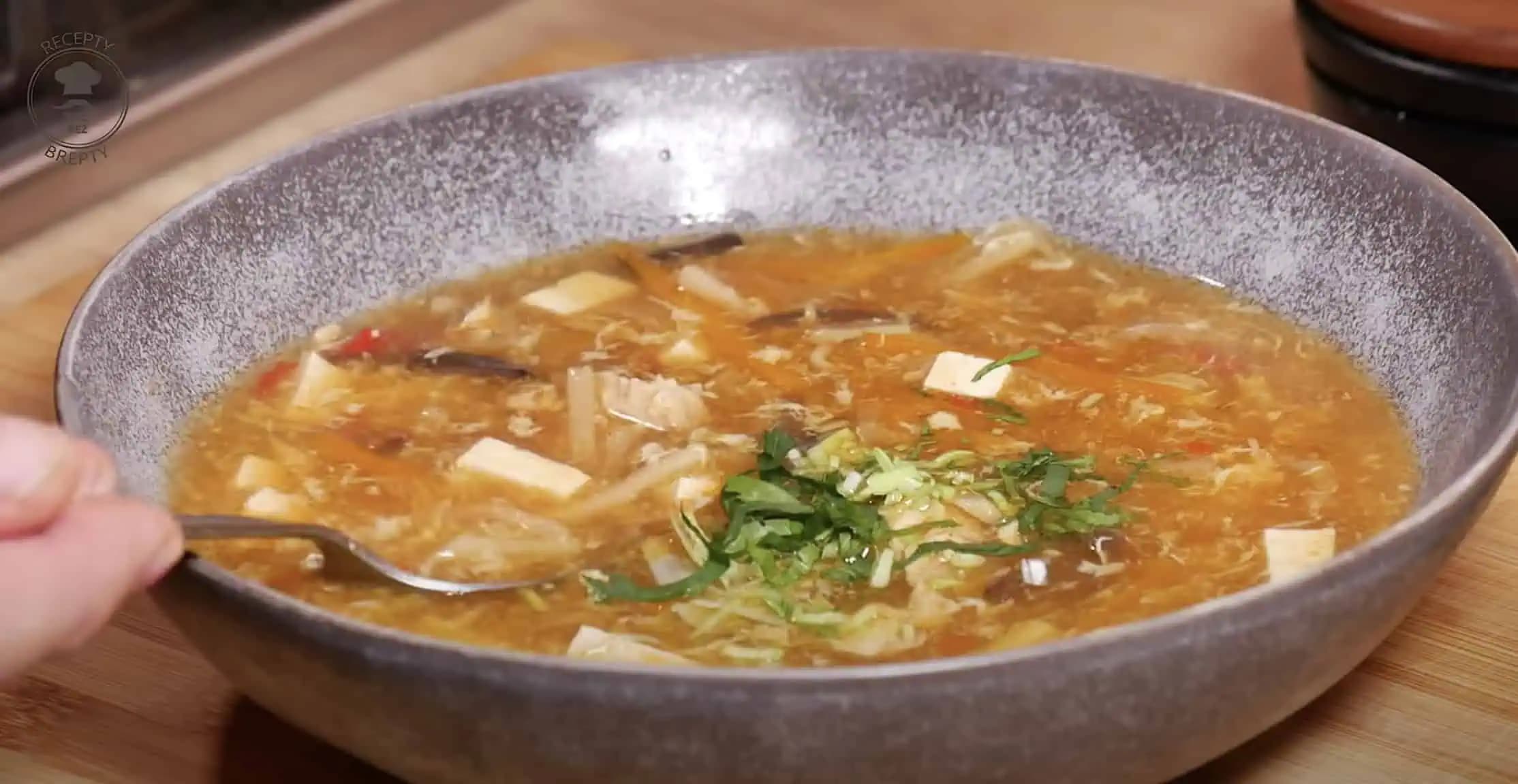 Rýchla OSTROKYSLÁ polievka s kuracím mäsom, ktorú si viete pripraviť sami doma: Lepšiu polievku od tejto som dávno nejedla!