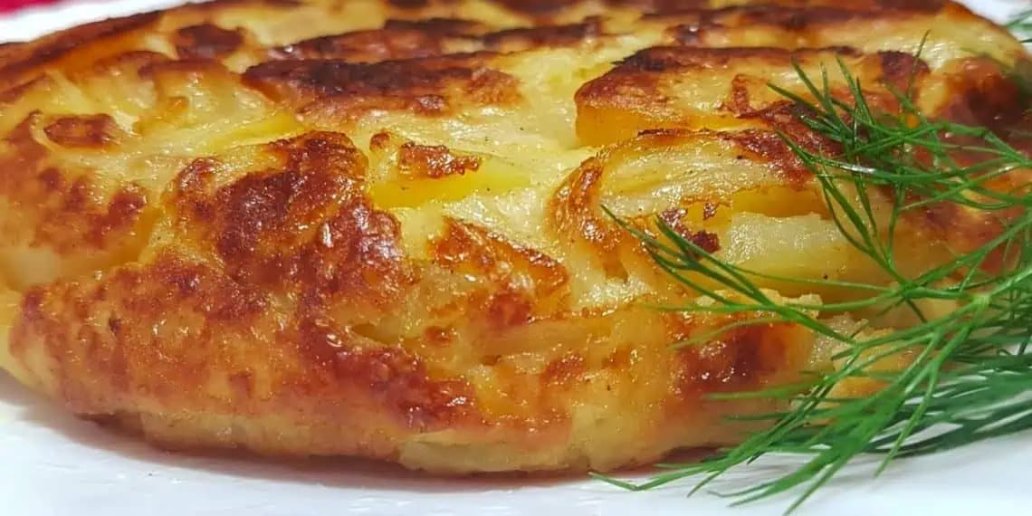 Pochúťka na obed alebo večeru: Pripravuje sa LEN z 2 zemiakov, 2 vajec, 1 cibule, 50 ml mlieka, 50 ml oleja a  korenia!