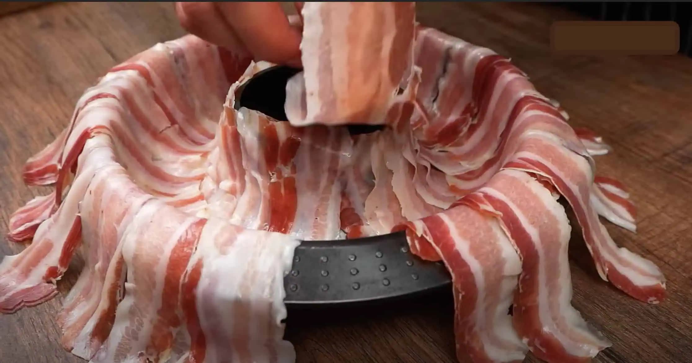 Moja svokra začala ukladať do formy na bábovku plátky slaninky: Odkedy poznám jej NÁPAD, robím to na každú jednu oslavu!