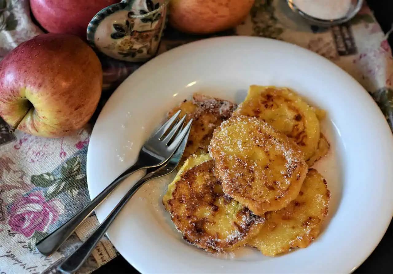 Lahodné jablkové lievance: Rýchly a jednoduchý recept, ktorý zvládne každý, pár ingrediencií a len 5 minút vášho času na prípravu!