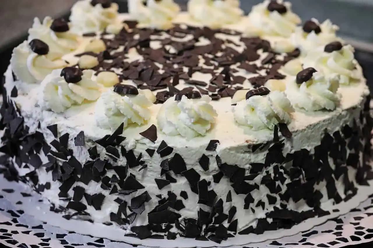 Lahodná krémová torta hotová ZA 30 MINÚT: Vynikajúci dezert pre lenivé gazdinky, ktoré nebaví stáť pol dňa v kuchyni!