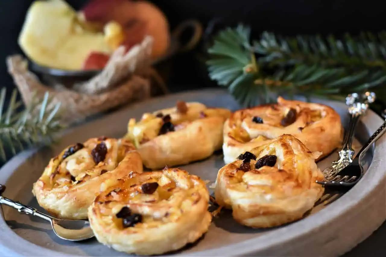 Pochúťka z jabĺk a lístkového cesta: Jednoduchý a chutný dezert z bežných ingrediencií, hotový za 5 minút!