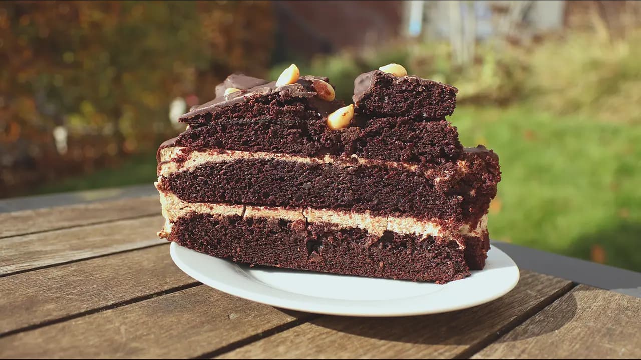 SNICKERS torta, ktorá sa úplne roztápa v ústach: Jednoduchý a chutný recept!