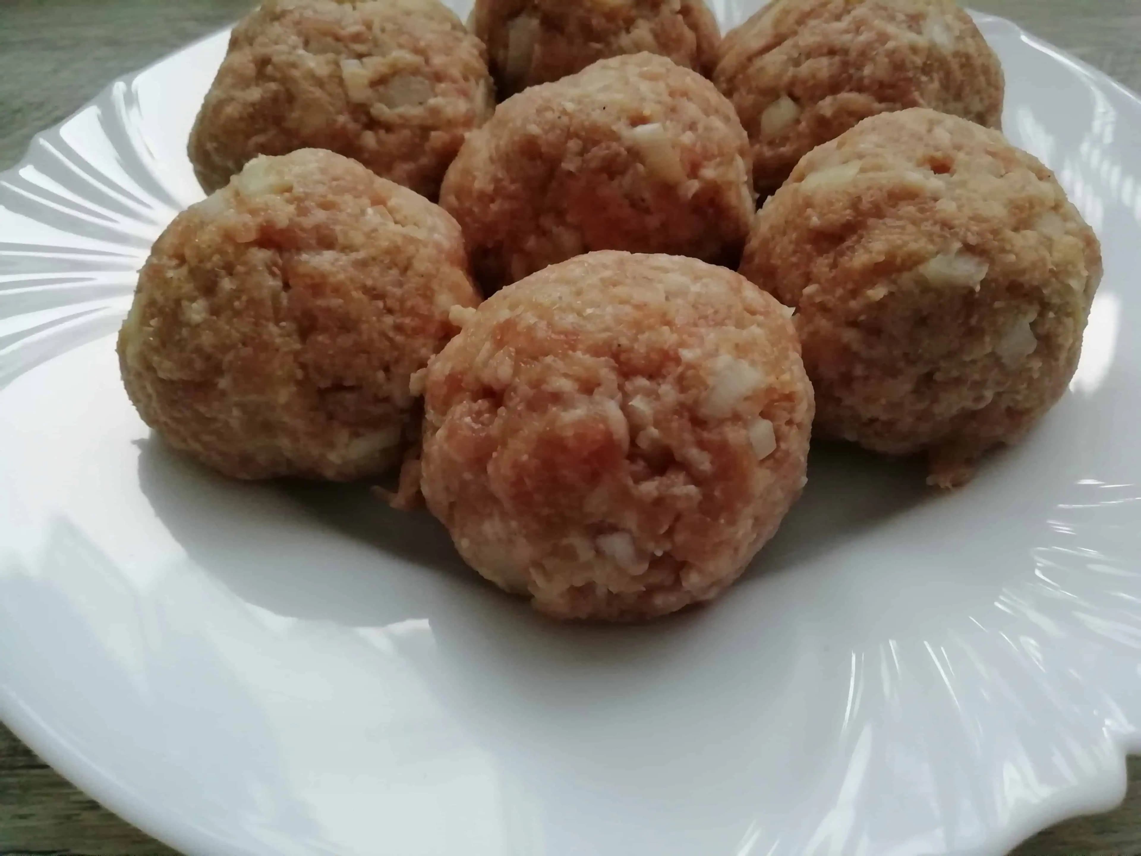 Najlepšie mäsové guľky s lahodnou omáčkou, aké ste kedy ochutnali: Neskutočne jednoduchý recept, rýchla príprava!