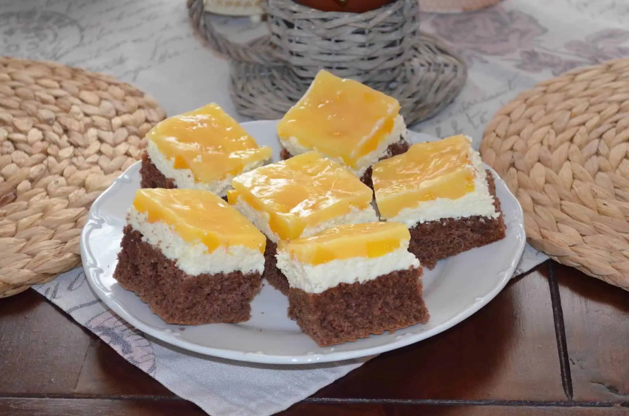 Fantastická TVAROHOVÁ rýchlovka s broskyňami: Výborný koláč s ovocím – šťavnatý, vynikajúci a príprava zaberie pár minút!