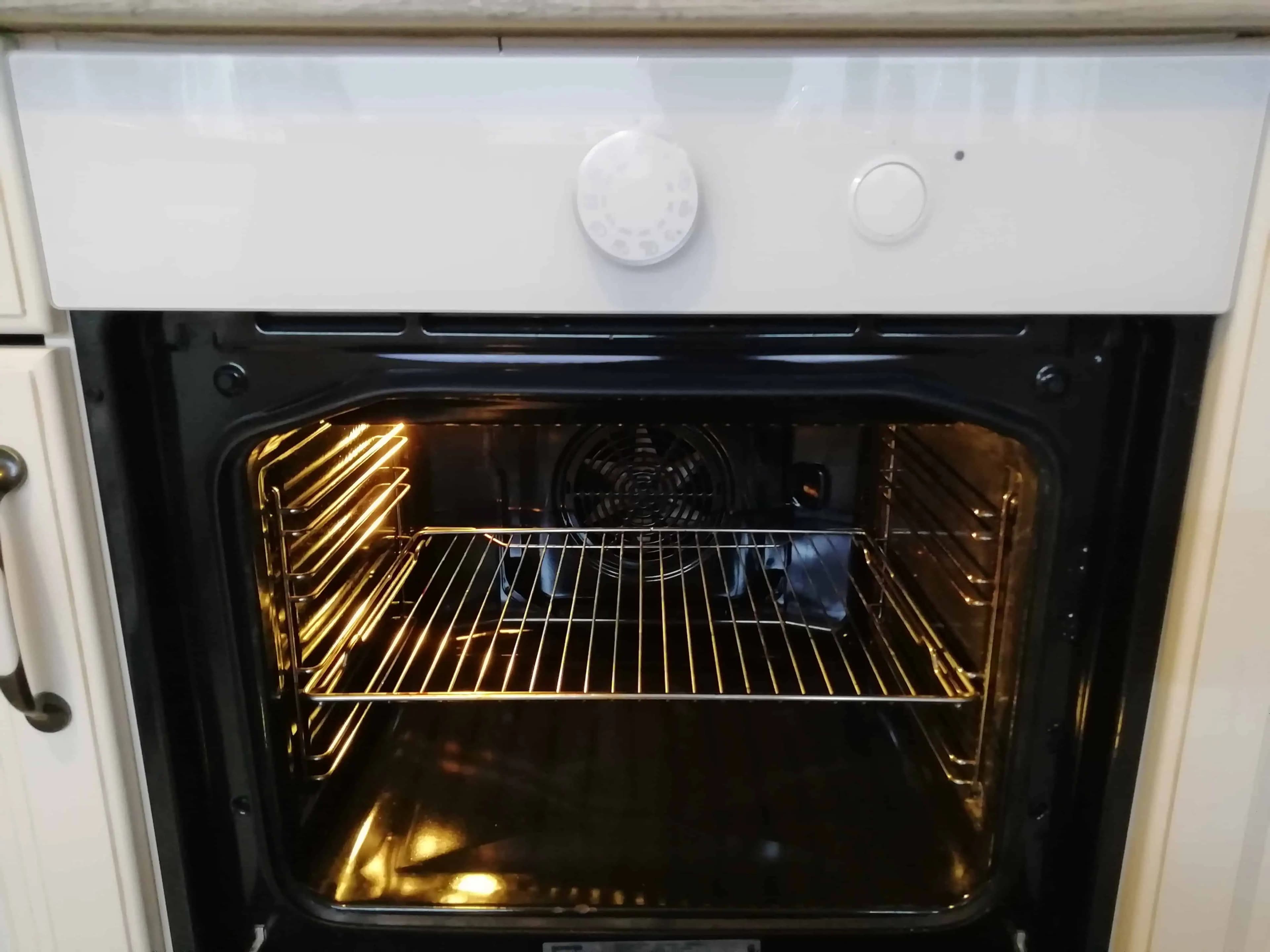 Toto je dôvod, prečo sa oplatí vkladať krajce toastového chleba do roštu v rúre!