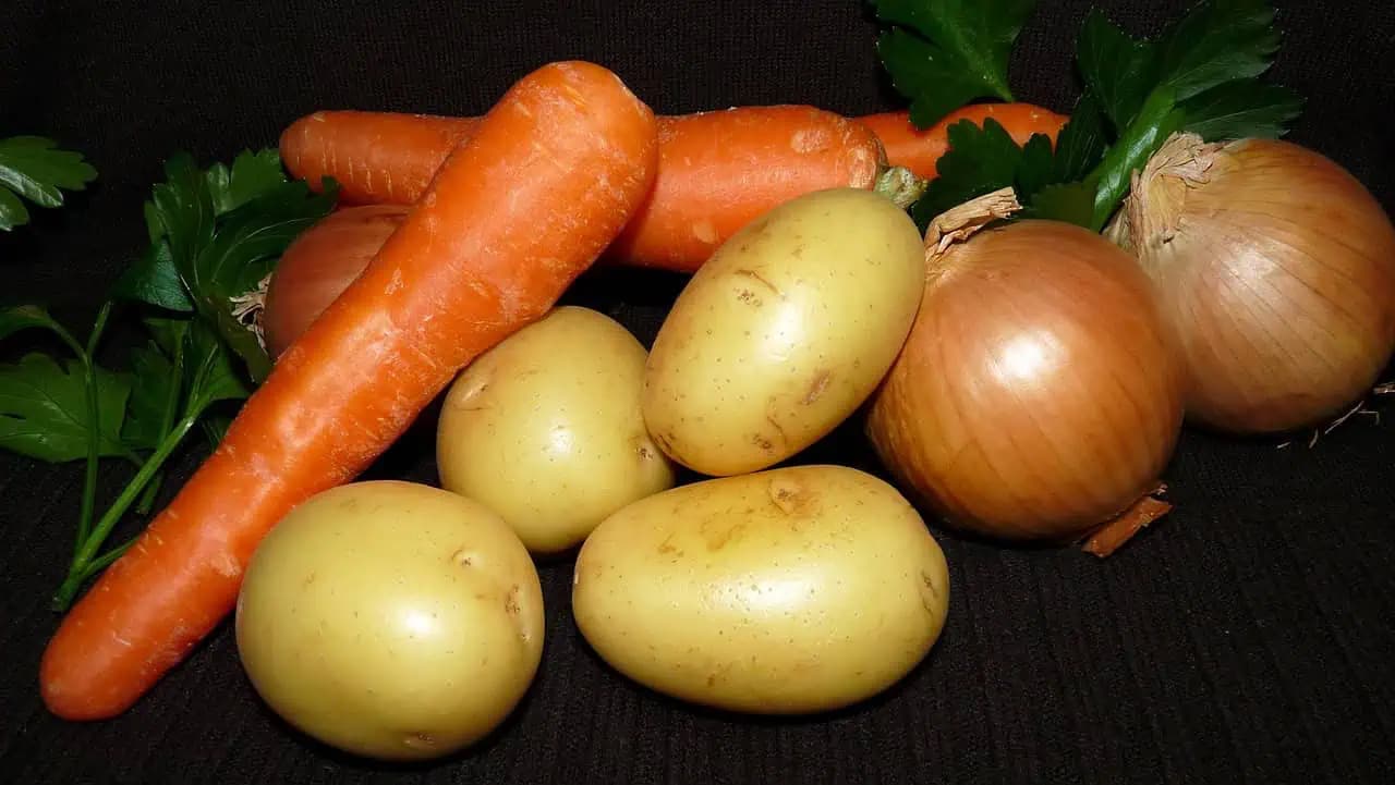 Jednoduchý a rýchly recept na chrumkavé hranolky: Zemiakovo-zeleninová pochúťka, ktorá vás dostane do kolien!