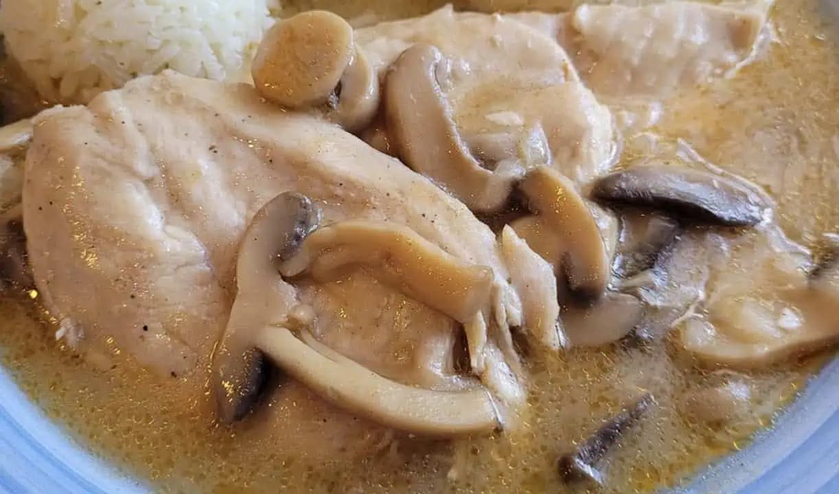 PRÍRODNÉ kuracie prsia na šampiňónoch a masle: Vynikajúci obed za 20 minút, tromfne aj vyprážaný rezeň!
