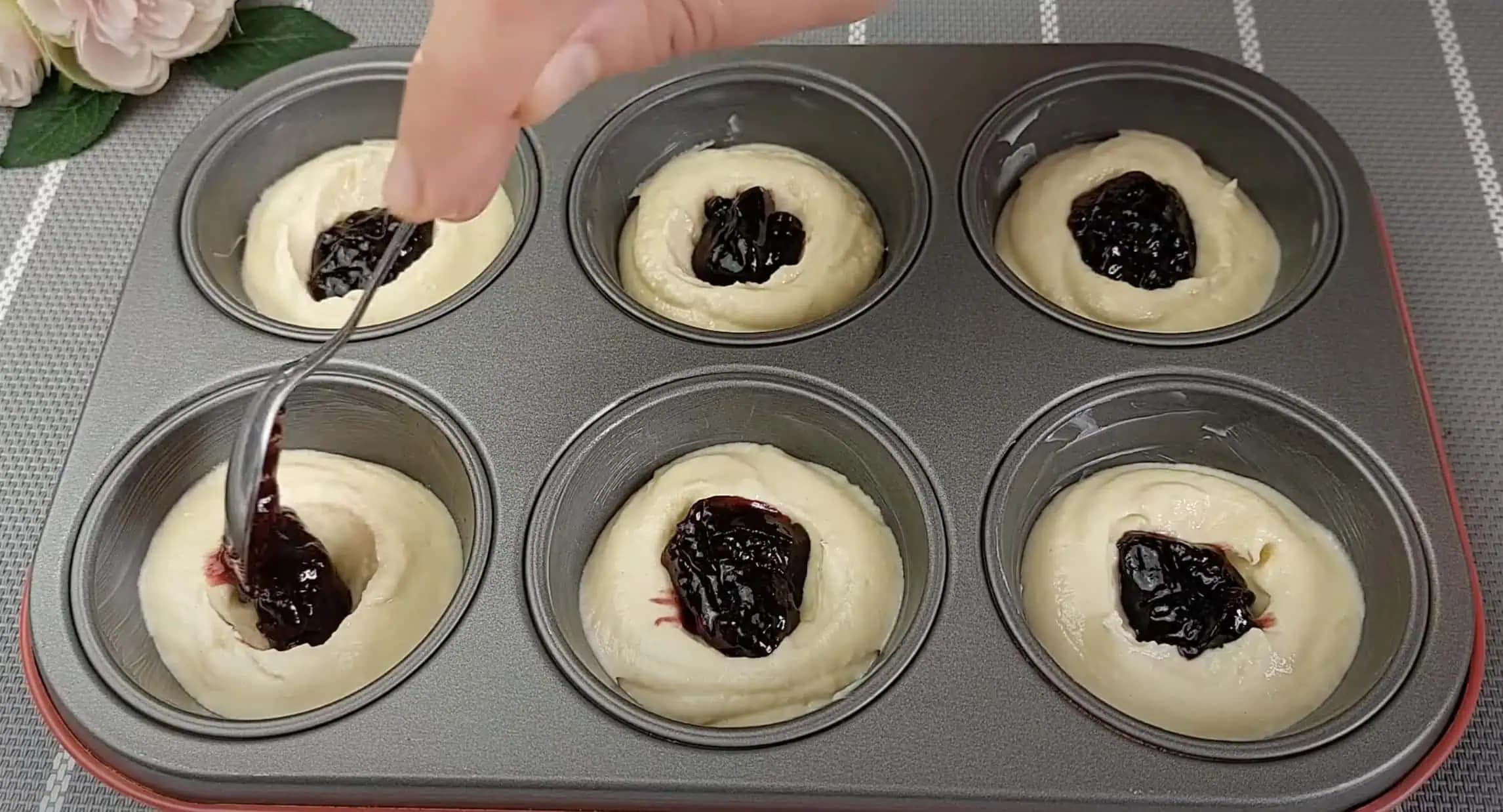 Odkedy mám tento HRNČEKOVÝ recept, žiadne iné muffiny už nerobím: Sú neskutočné a hneď hotové – chutia ako MORAVSKÉ koláče!