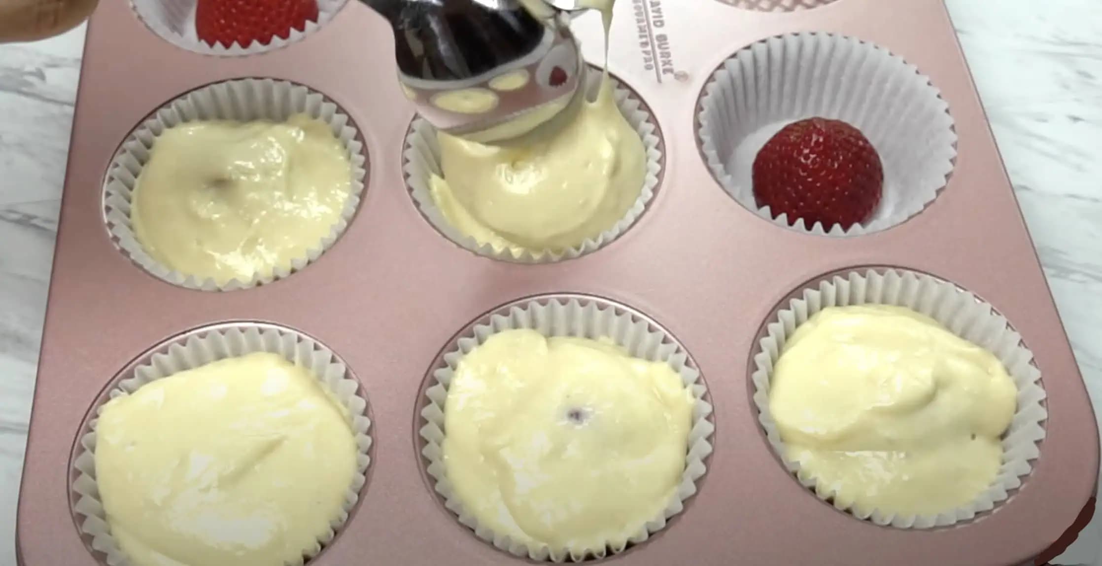 Úžasné HRNČEKOVÉ muffiny s jahodami a mascarpone: Chutnejšie ako ZMRZLINA, podľa tohoto receptu sa vydaria každému!