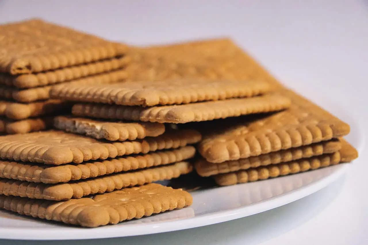 Zmiešajte sušienky s vajíčkami a máte základ na túto DOBROTU: Neodolajú malí, ani veľkí!