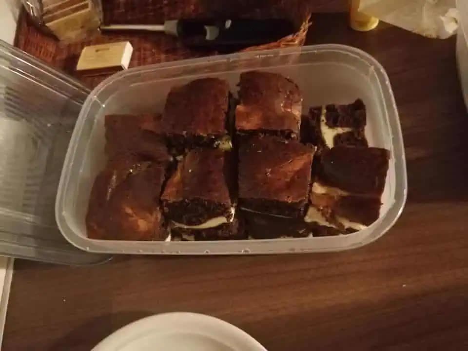 DVOJFAREBNÝ tvarohový koláč, ktorý milujeme: Len 5 minút a už je prázdny plech – najlepší koláč pod slnkom!