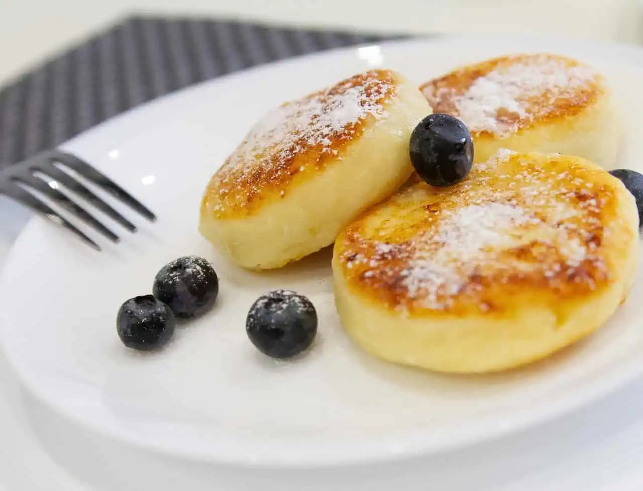 Ak máte doma 1 jablko a jogurt, pripravte tento dezert za 5 minút: Úžasné jablkové lievance, aké ste ešte nejedli!