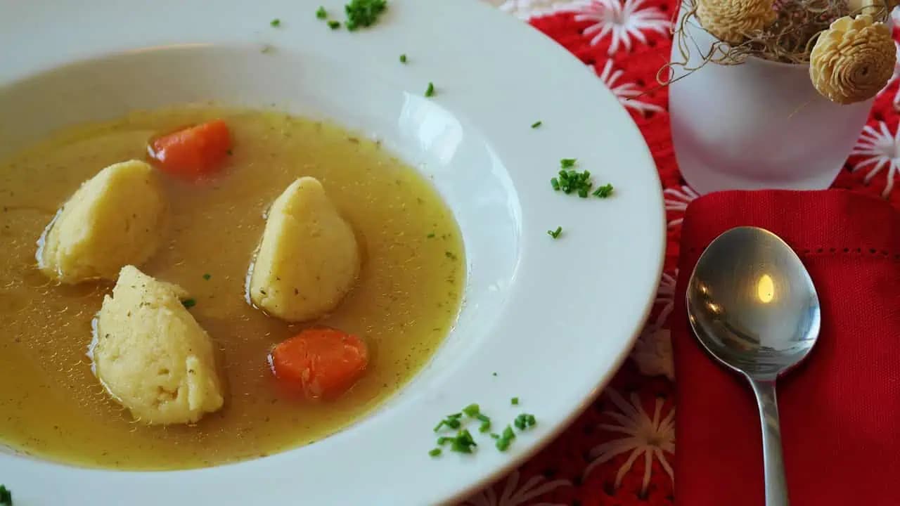 Doprajte si počas pôstu túto výbornú polievku s krupicovými knedličkami: Jednoduchý a chutný recept!