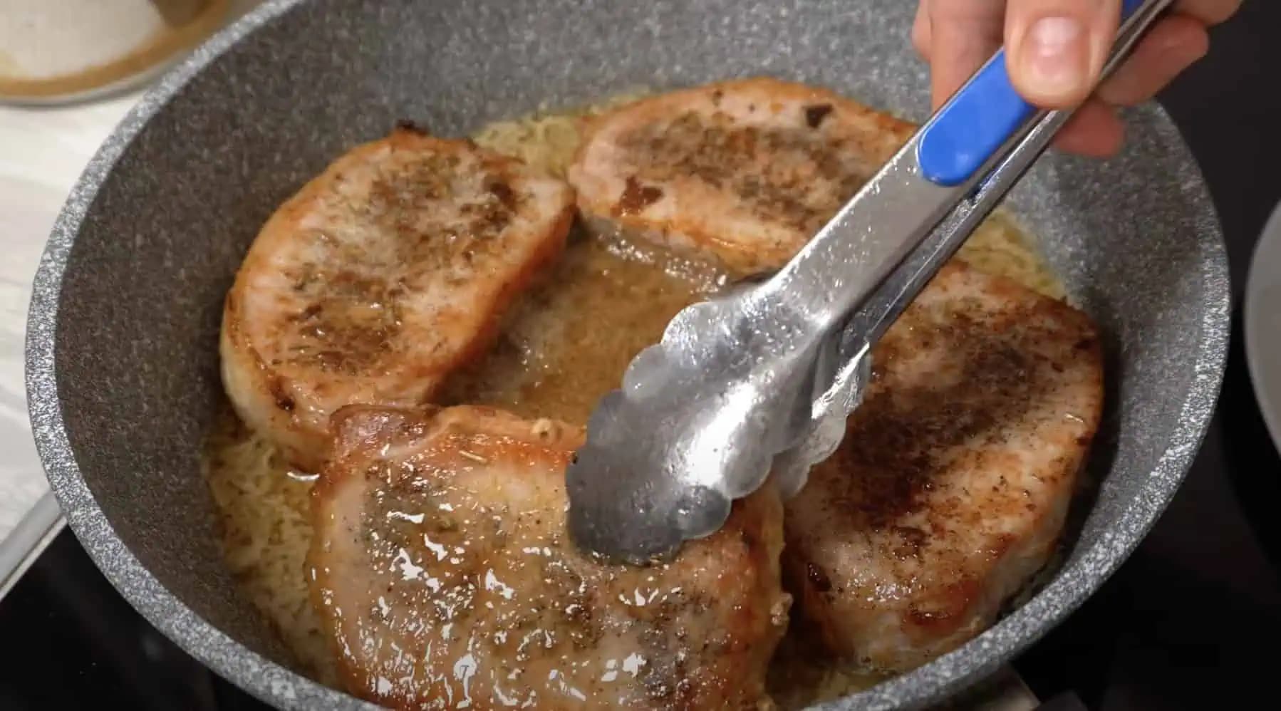 TAJOMSTVO, ako pripraviť bravčové karé na panvici tak, aby bolo vždy šťavnaté a mäkučké: MINÚTKOVÝ recept s fantastickou chuťou!