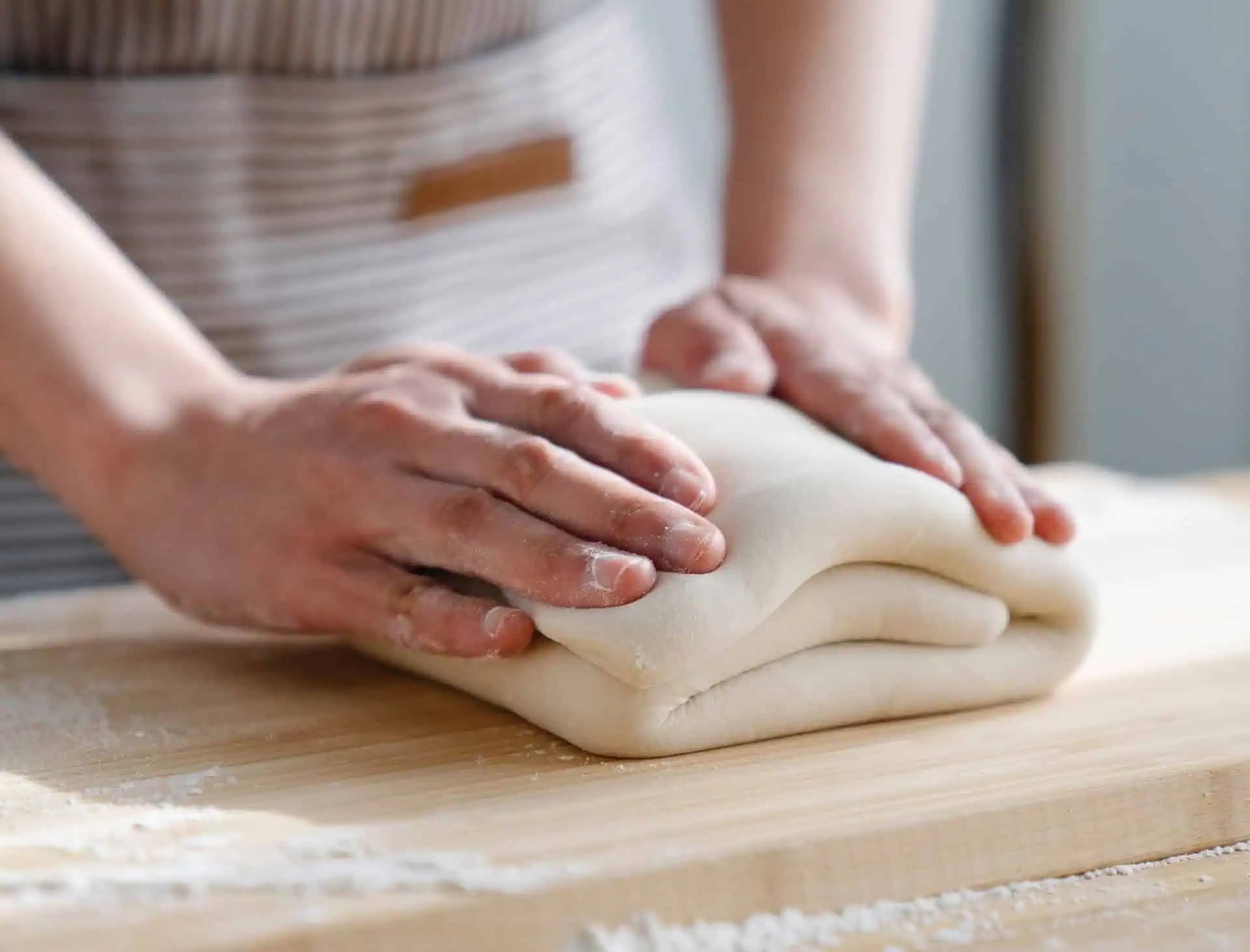 Beriem obyčajné lístkové cesto, čokoládu a za 15 minút robím dezert, ktorý tromfne aj veterník: Každý chce tento recept!