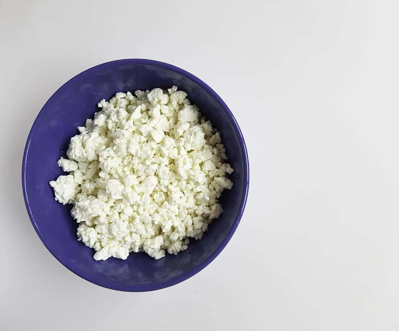 Pohár tvarohu a päť minút: Jednoduchý recept na plnené tvarohové sušienky, ktoré v obchode nekúpite!
