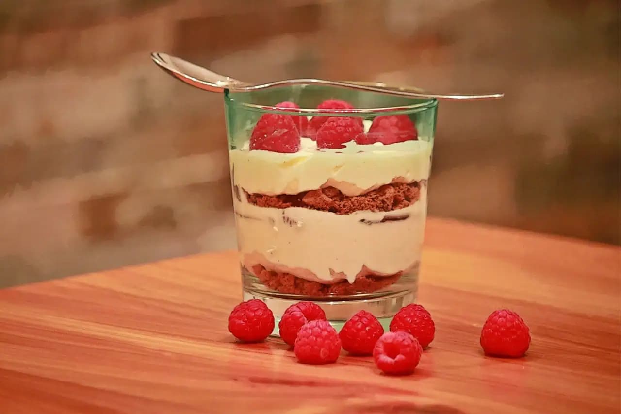 Dezertné poháre ako lusk: Expresný nepečený dezert „CHEESECAKE“ s malinami a šľahačkou, ktorý chutí skvele a je hotový za pár minút!