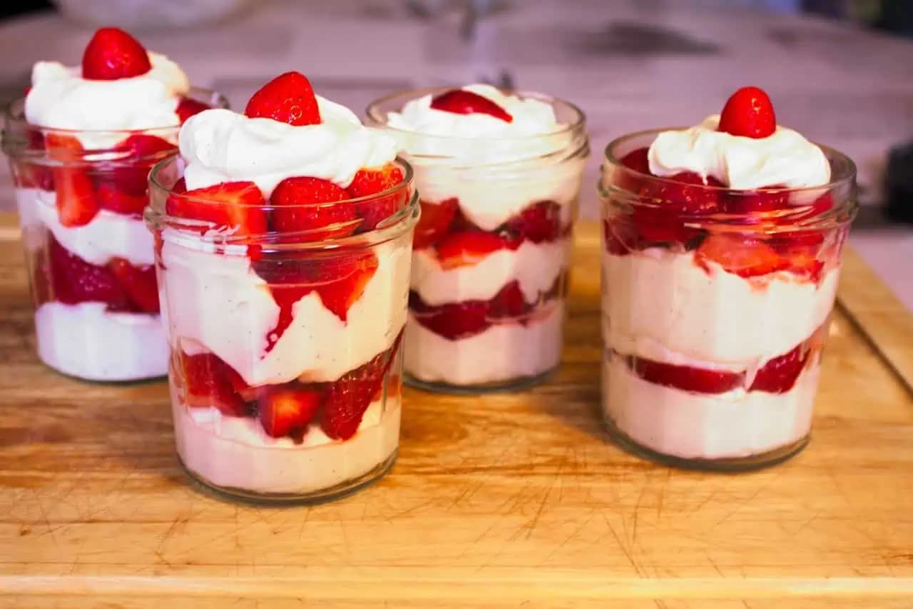 BOMBOVÝ jahodový mascarpone dezert s lahodnou chuťou. Pripravený je za menej ako 10 minút!