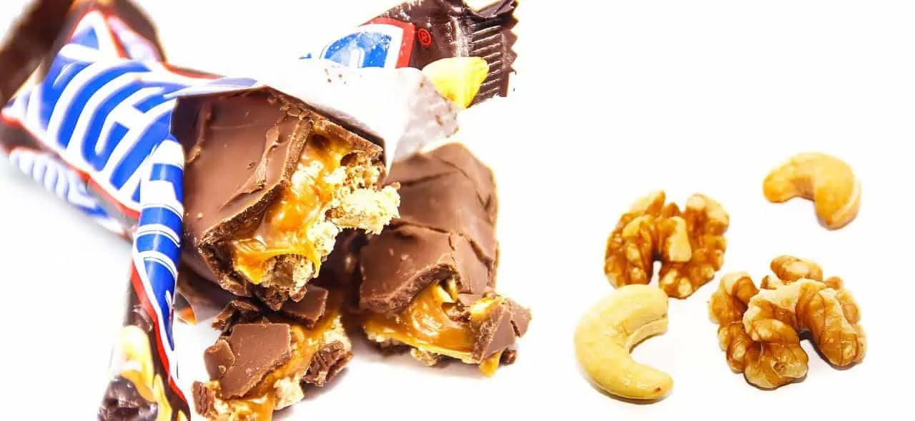 Snickers torta, ktorá sa topí v ústach: Jednoduchý a veľmi chutný dezert!