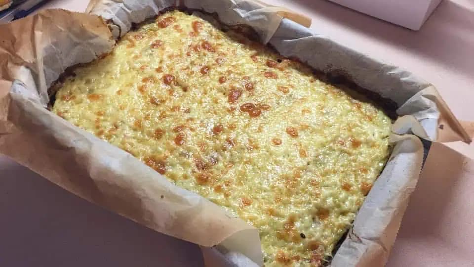 FIT brokolicová pochúťka BEZ MÚKY: Pripravená z 1 brokolice, bieleho jogurtu, 4 vajec, šunky a syra!