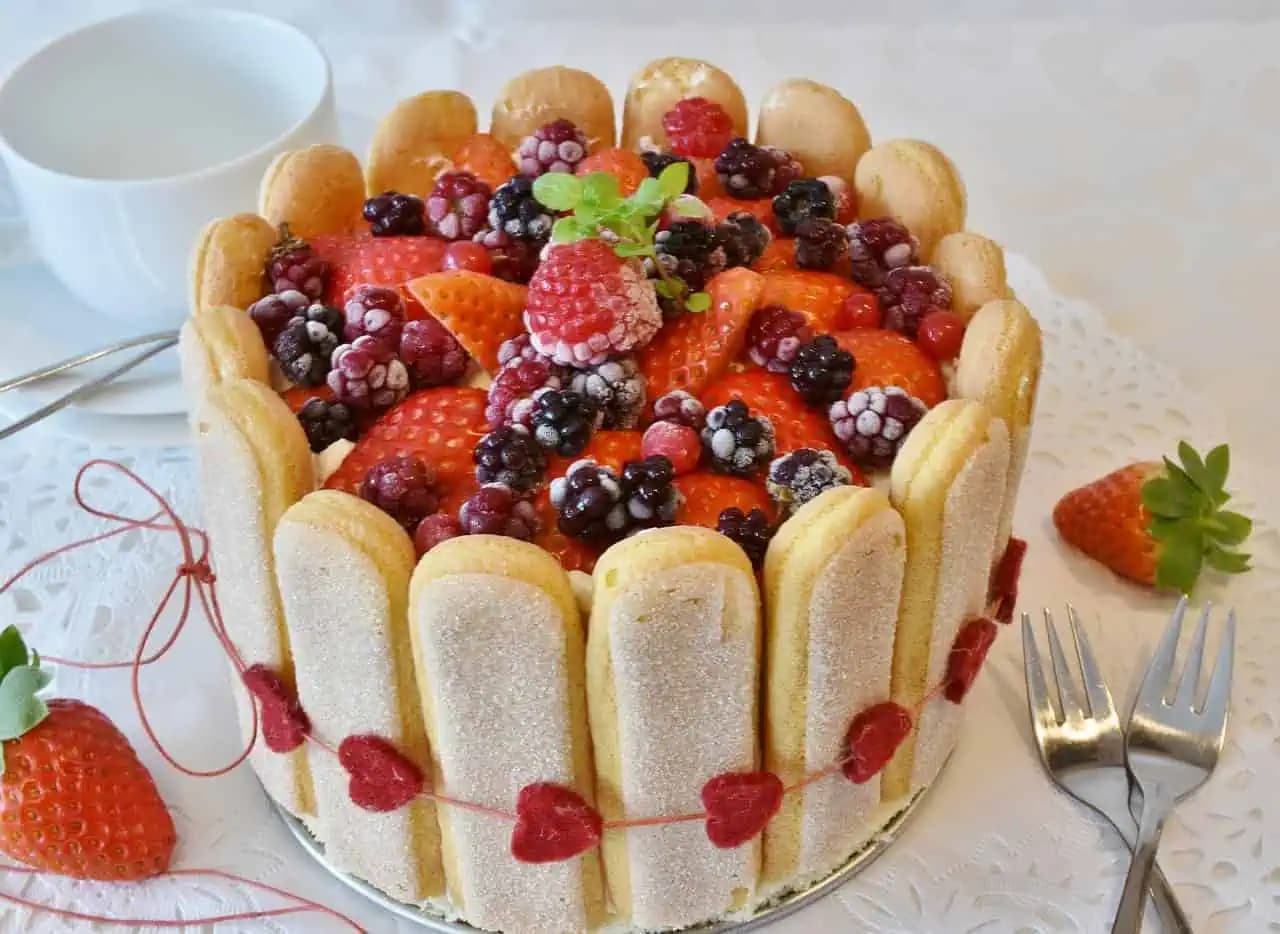 Ak máte doma jahody, pripravte si tento lahodný recept rýchlo a jednoducho: Nepečená torta s jahodami!