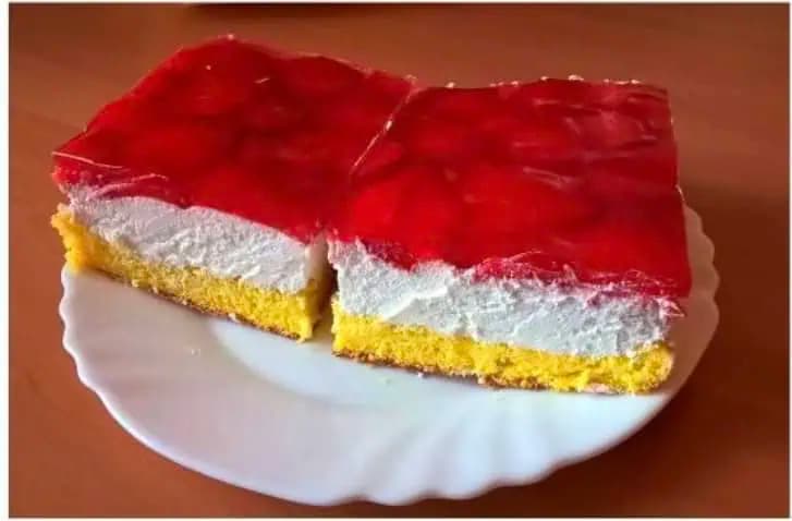 Najchutnejší JAHODOVÝ koláč, aký tu kedy bol: Jednoduchý a rýchly recept z HRNČEKA, budete ho milovať!