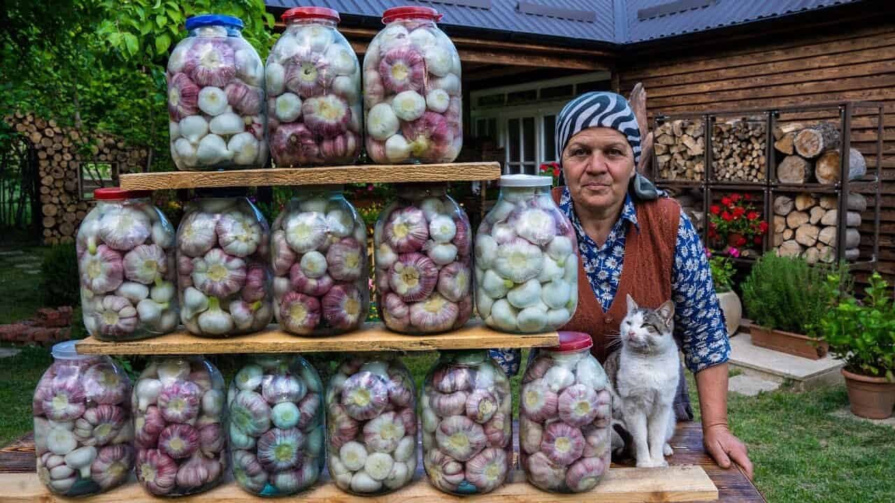 Spôsob uchovávania mladého cesnaku na celý rok: Skúsená pestovateľka ukázala ako na to!