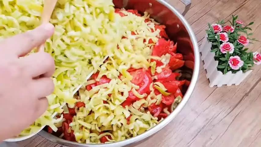 Paradajky s paprikou v pohári na zimu: Rýchly a chutný recept z troch ingrediencií!