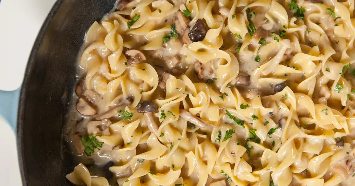 MINÚTKOVÉ cestoviny na spôsob Stroganov: Hotové sú za 15 minút a to bez mäsa a špinavého riadu – tú omáčku sme jedli aj o polnoci!