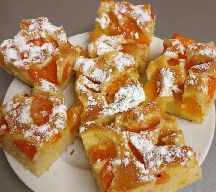 Marhuľová bublanina s TVAROHOM, ľahká ako pierko: Za minútku pripravená, mäkučká a chutí božsky!