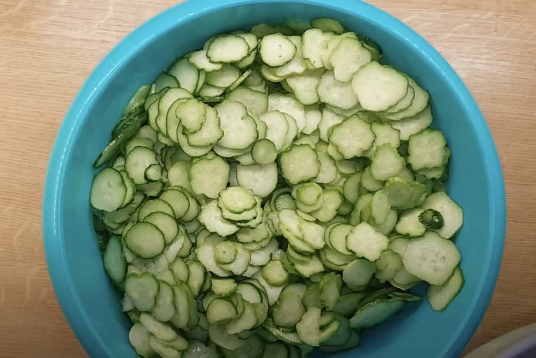 Vždy keď mám doma uhorky, pripravujem toto: Domáci UHORKOVÝ šalát bez konzervantov a éčok s úžasnou chuťou – netreba ho ani zavárať!