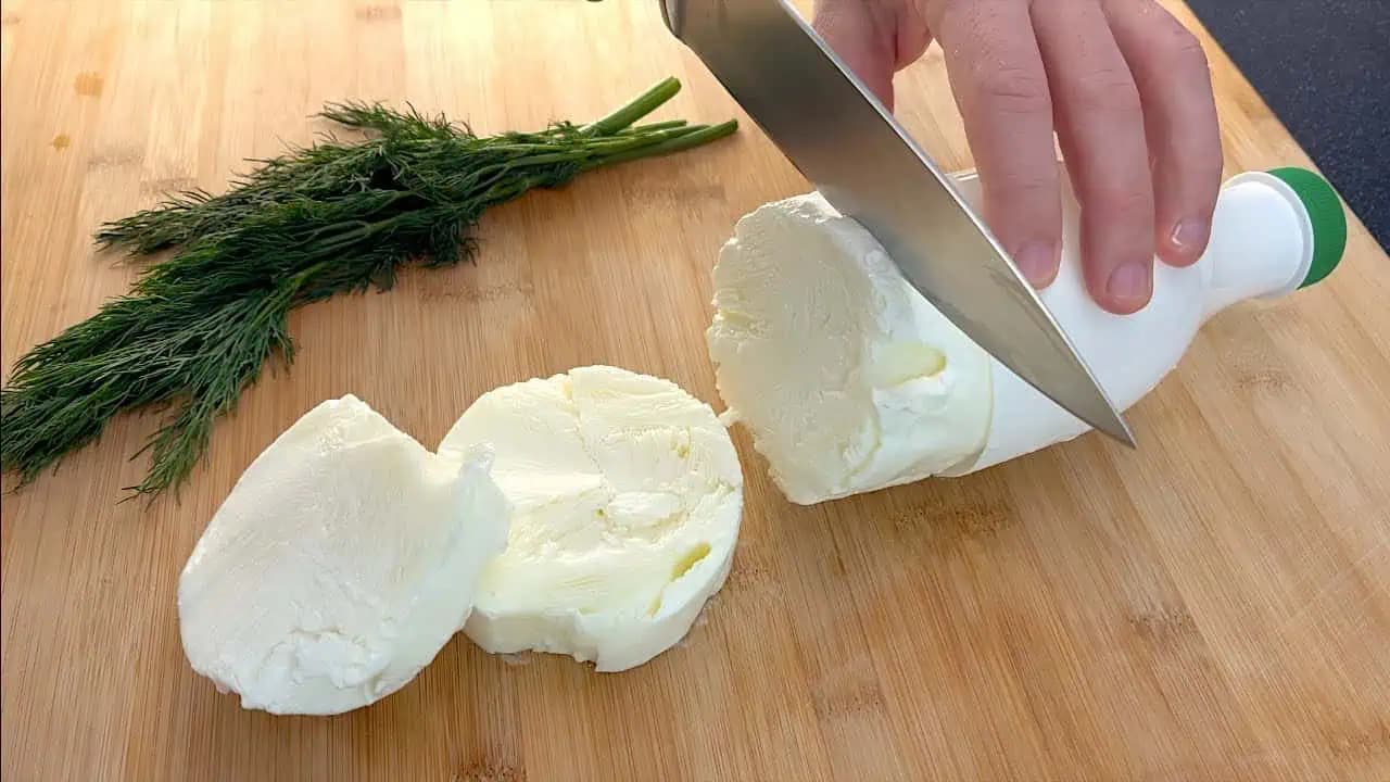 Dajte PLNÚ fľašu do mrazničky, nakrájajte a výsledok vás ohromí:V obchode už NEKUPUJEM!