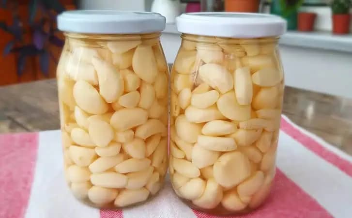 V Turecku som sa naučil uchovávať cesnak čerstvý aj ROK: Dávam ho do pohárov takmer ako kyslé uhorky. Nestratí silu ani chuť!
