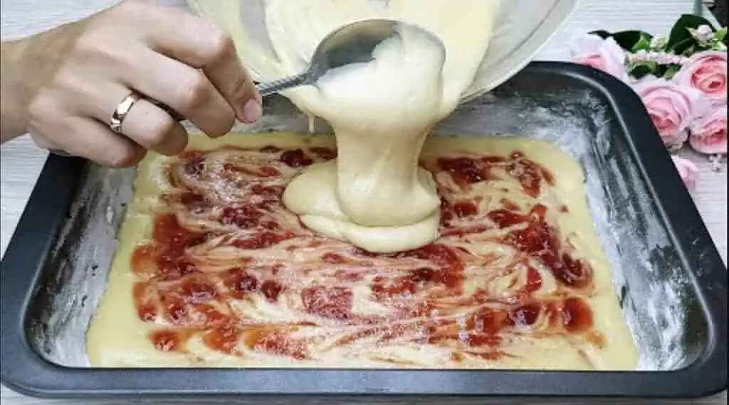 Kokosovo-džemový koláč, ktorý vám naženie slinky do úst: Na prípravu stačí len pár ingrediencií!