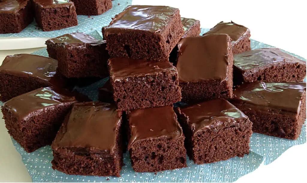 Jablkový koláč „ŠUP DO VANDLÍKA“: Fantastický RECEPT bez roboty, stačí len zamiešať vareškou!