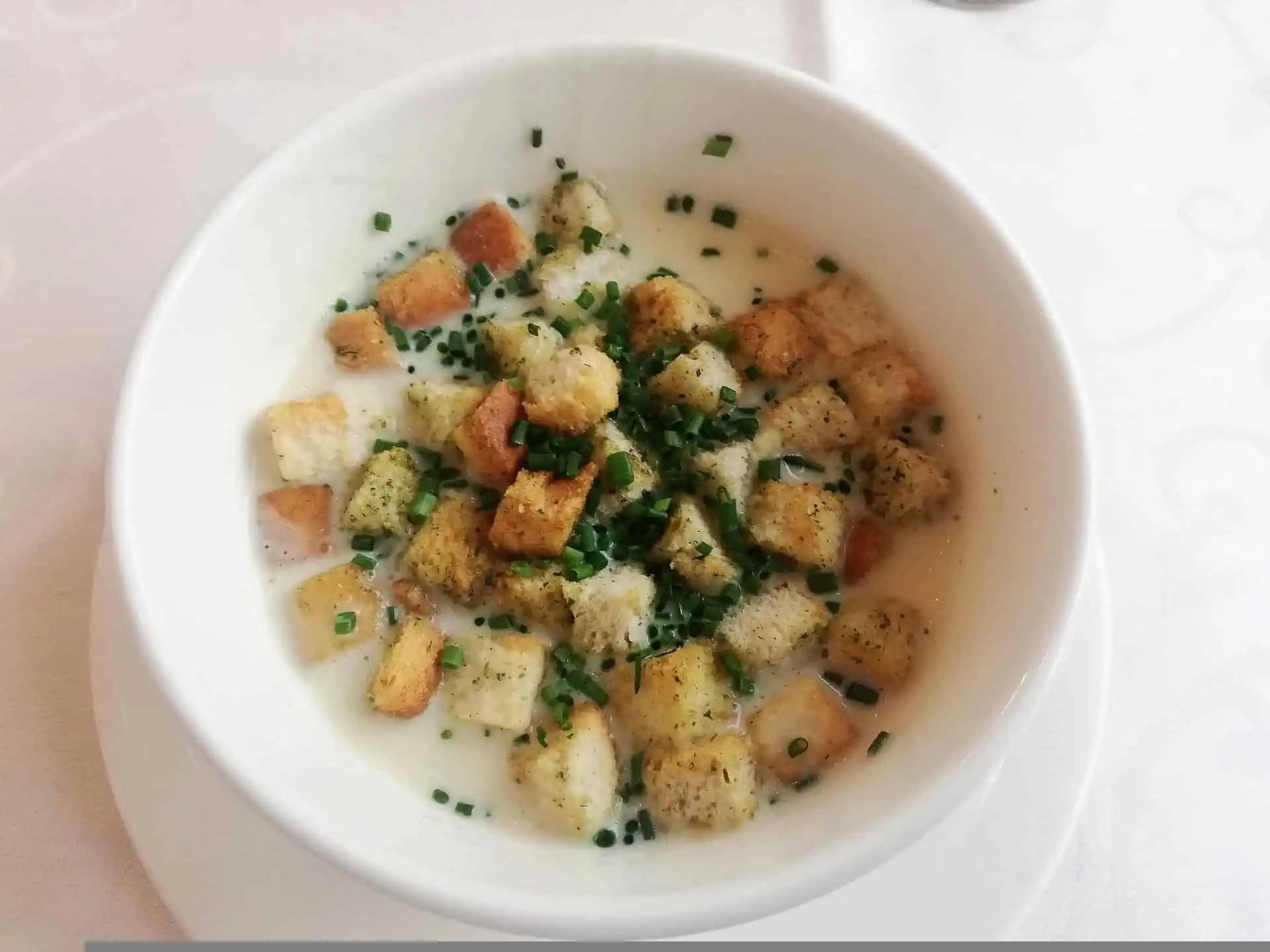 Liečivá cesnaková polievka: Na zapálené hrdlo je silnejšia ako lieky – zaručene vás postaví na nohy!