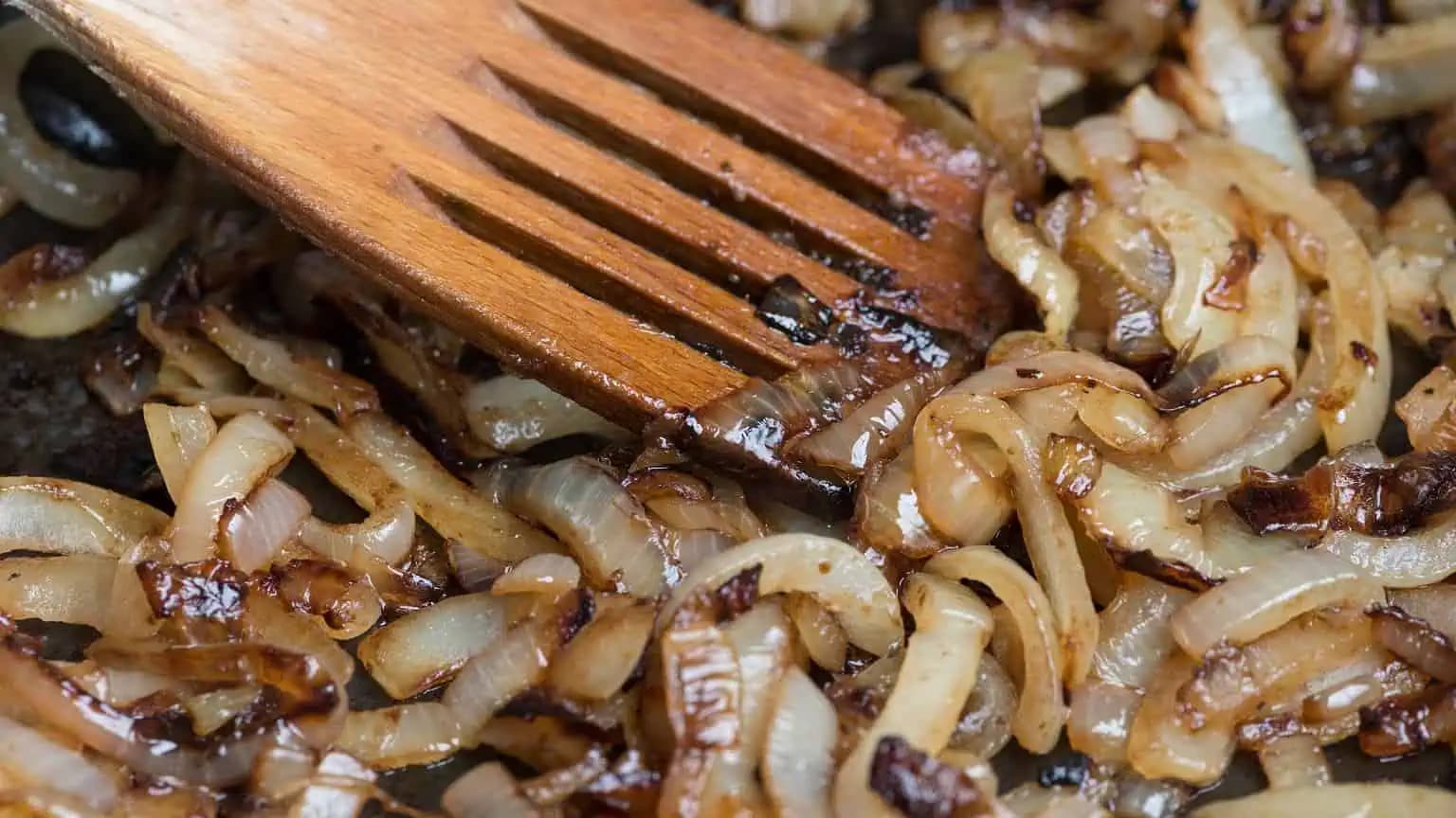 Ako urobiť smaženú cibuľu, aby bola výnimočne chutná? Pridajte jednu TAJNÚ ingredienciu a hneď pocítite rozdiel!