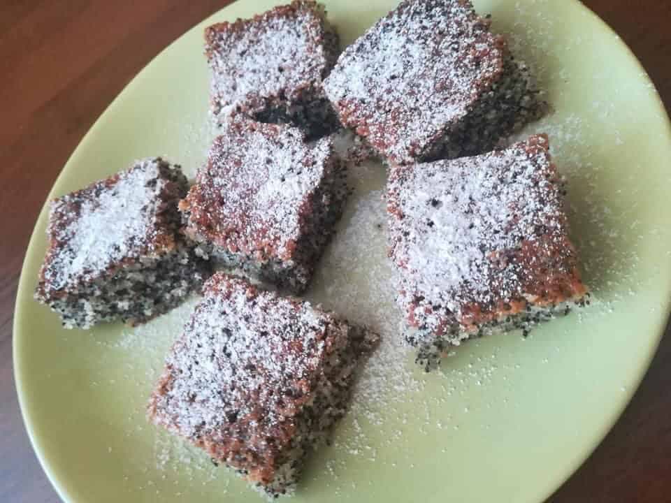 EXPRESNÝ makovo-jablkový koláč: Úžasný šťavnatý a pripravený za 15 minút!