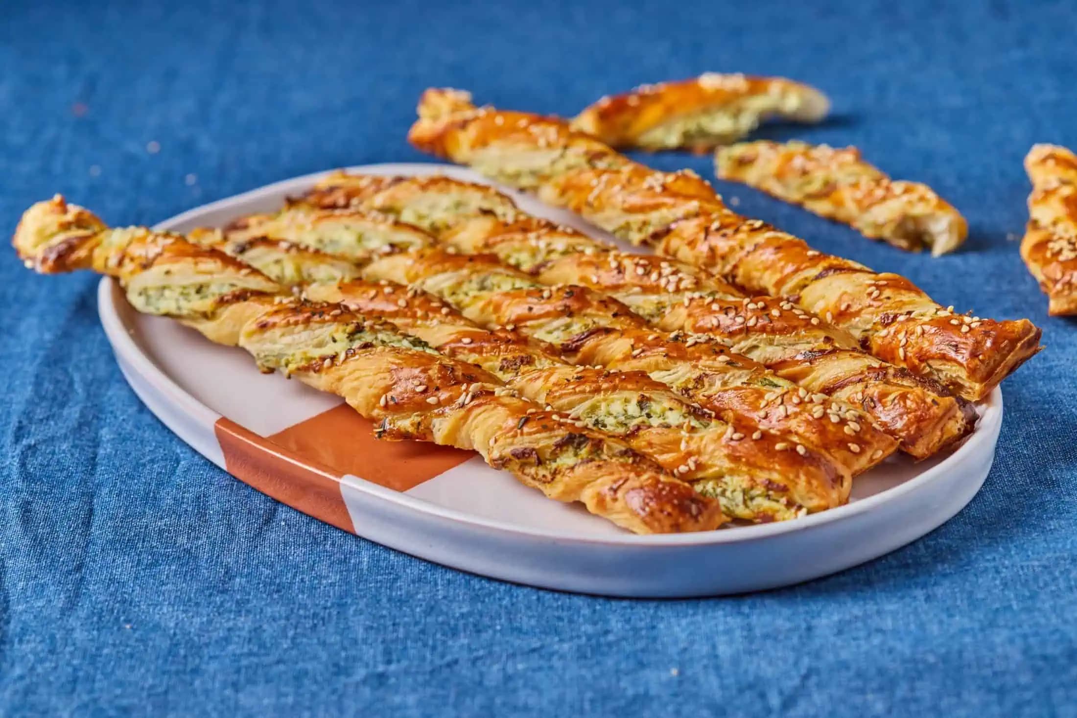 Keď čakám návštevu, KÚPIM obyčajné lístkové cesto, smotanový syr, bylinky a za 15 minút robím NAJVÄČŠIU dobrotU: Každý chce tento recept!