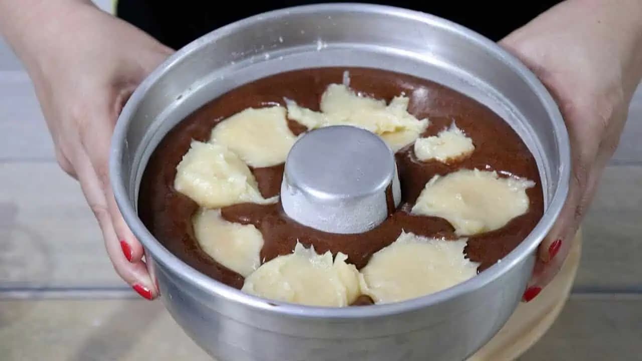 Teraz robím bábovku už LEN takto: Pečie sa rovno s plnkou, rodina sa nevie dočkať prvého sústa!