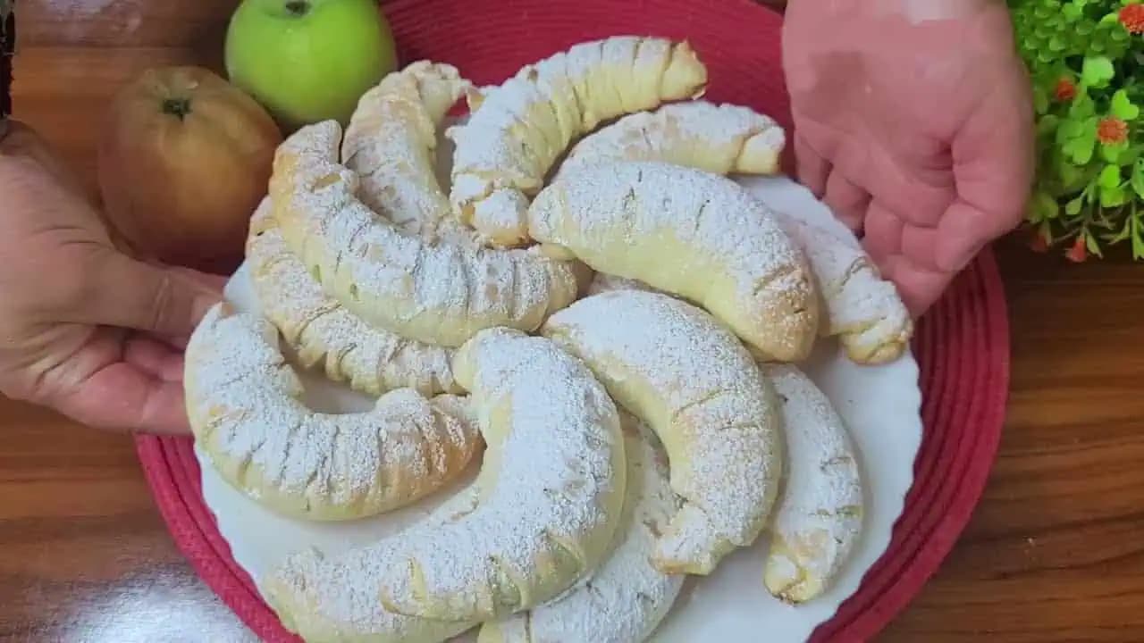 Máte doma jablká? Neuveriteľne chutné a JEDNODUCHÉ jablkové rožteky (RECEPT)!