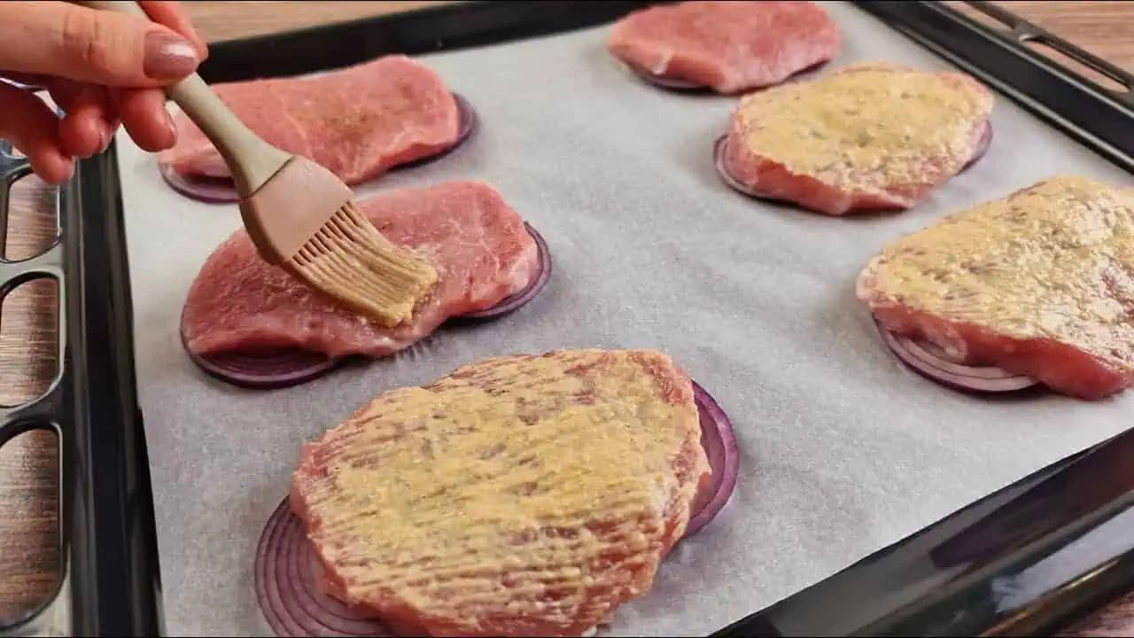 BRAVČOVÉ rezne pečené na cibuli: Mäkučké a veľmi šťavnaté. Tento recept u nás kraľuje už 30 rokov!