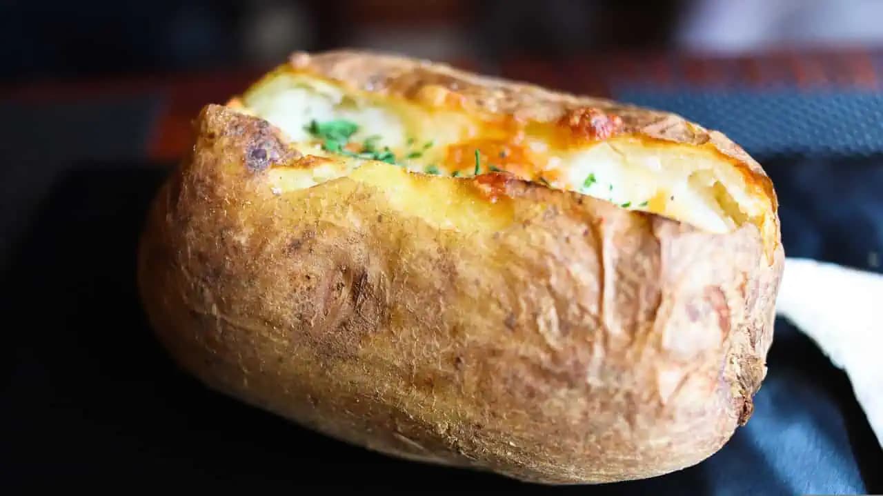 Tento recept by mal poznať každý: Neuveriteľne chutné pečené zemiaky!