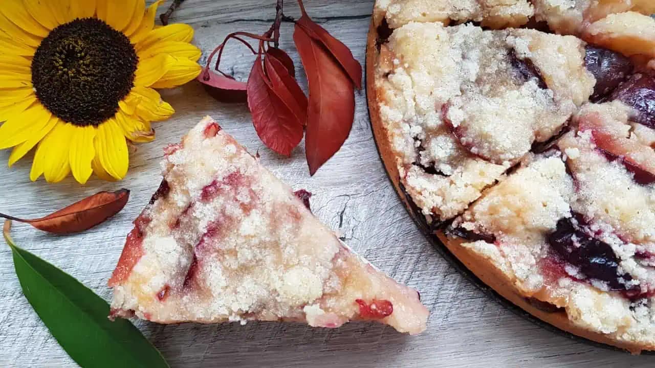 Koláč „lenivej“ gazdinky so slivkami a posýpkou: 10 minút prípravy na jeden úžasný a šťavnatý koláč!