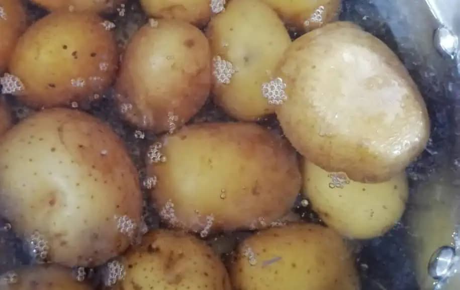 Toto je dôvod, prečo by ste mali pri varení zemiakov do vody vždy pridať trochu OCTU!
