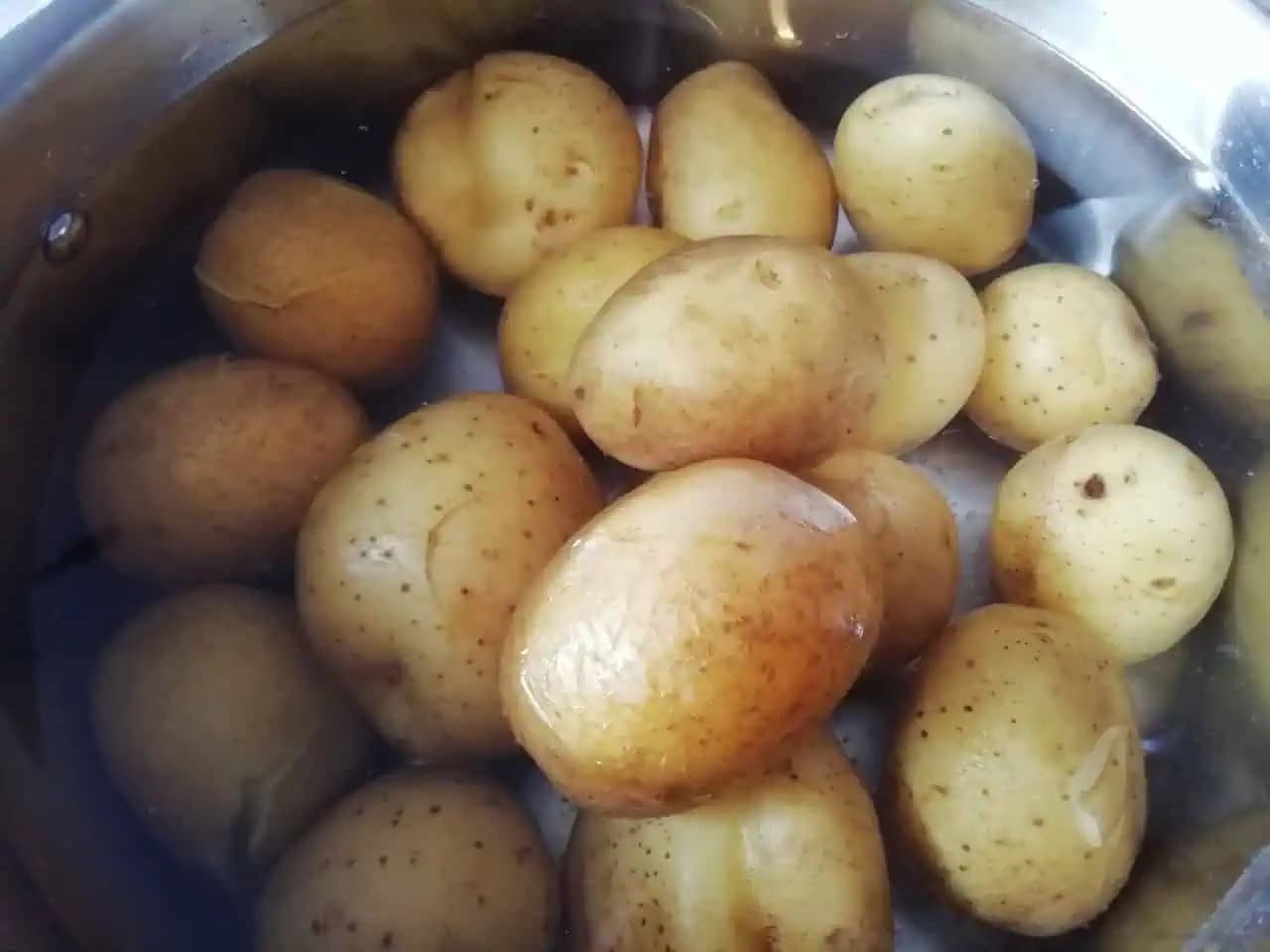 Najlepší zlepšovák, ako variť zemiaky na šalát: Hotové sú o 20 minút skôr!