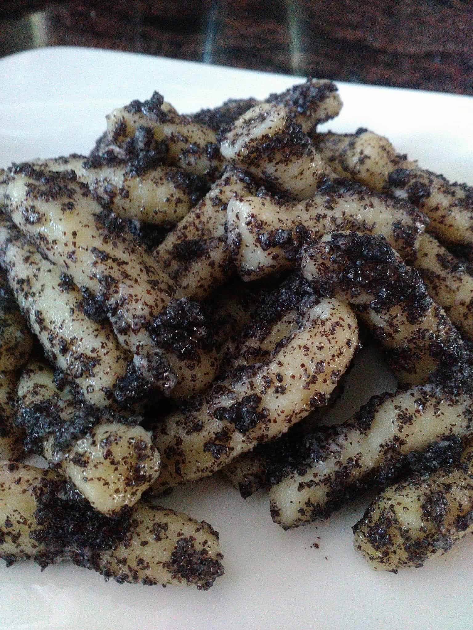 Toto je jedlo si pamätáte z detstva a budú ho zbožňovať aj vaše deti: Dokonalé zemiakové šúľance s makom a maslom!